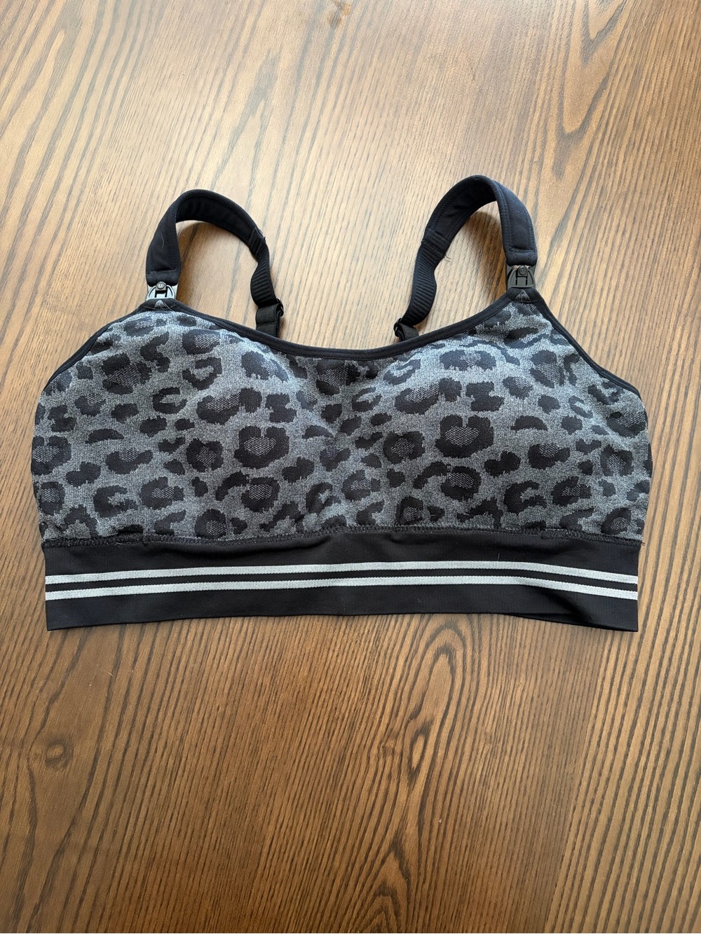Momcozy Leopard-Print pumping/nursing bra in Gray and Black